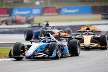 F2 en F3 in Engeland | Late safetycar zorgt voor chaos, Verschoor behoudt leiding in het WK