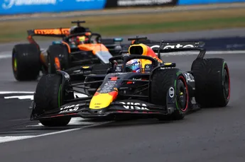 Brokkenpiloten | Natte omstandigheden zorgen voor flinke schades, Verstappen ontspringt de dans