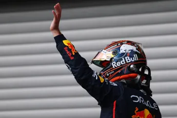 Verstappen troeft Piastri af in slim schaakspel voor de zege, geweldige sprintrace voor Haas