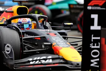 Commentator loopt rood aan en kijkt sprakeloos toe bij Verstappen: 'Wil je geen poker mee spelen'
