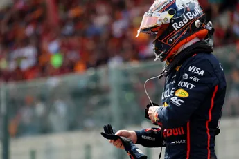 Verstappen wordt gewezen op verbeterde RB21: 'Mag ik hopen, want slechter kon het niet'