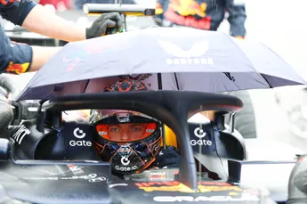 Startprocedure GP België voorlopig uitgesteld, Verstappen is het oneens: 'Dit is een beetje stom'