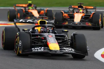 Verstappen moest tijdens vraag over McLaren al lachen: 'Dat hij denkt: wat een sukkels'