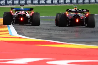Leclerc kan opgelucht adem halen na Verstappen-gevecht: 'Zelfs toen zat ie er nog!'
