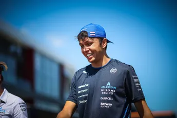 Albon schaterlacht om vragen in radio-uitzending: 'Heb je je wel eens verstopt voor Brundle?'