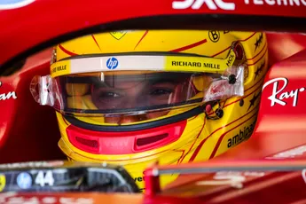 Hamilton heeft negativiteit van zich afgeschud: 'Heb meer van het weekend genoten'