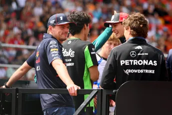 Ondertussen in F1 | 'Portier' Verstappen beleeft avonturen tijdens de track parade