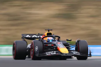 Doornbos kreeg 'déjà vu' na gevecht tussen Verstappen en Hamilton: 'Nog nooit eerder gezien'
