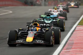 Villeneuve zucht en spreekt Sky Sports-collega's tegen: 'Verstappen is de enige die feedback geeft'