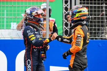 Viaplay-analisten grinniken om Verstappen: 'Er lag een beetje zand'