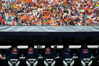 Lekke band Verstappen zette Red Bull voor strategisch paradox en had deze gok best kunnen wagen