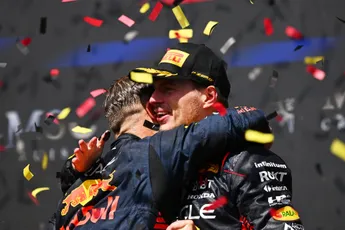 Verstappens monteur met diepe buiging: 'Als Max zijn helm opzet, wordt hij een beest'