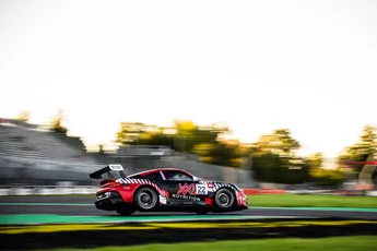 Porsche Supercup Monza | Boerekamps laat Wilhelmus klinken na twee geniale acties, De Haan vicekampioen