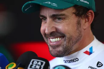 Alonso gefrustreerd na gedwongen opgave: 'Het geluk zit ons niet mee'