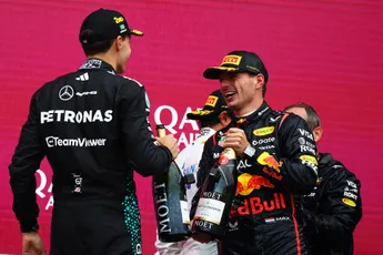Verstappen heeft onderonsje met Russell: 'Team Verstappen'