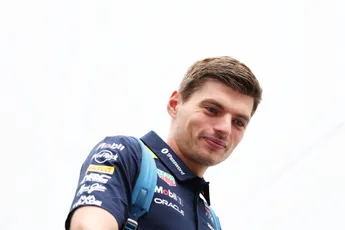 Verstappen houdt zich op de vlakte na vraag over F1-toekomst: 'Laten we kijken hoe het loopt'
