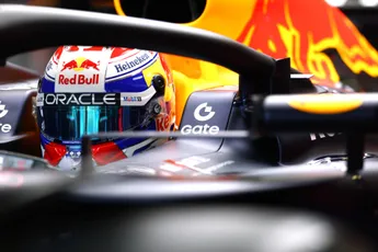 Verstappen grijpt pole in memorabele kwalificatie, McLaren valt door de mand
