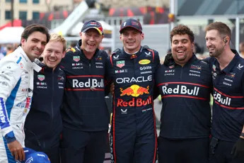 Ondertussen in F1 | Sainz viert feestje mee met Verstappen en Red Bull