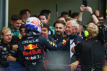 Valkenburg speculeert over titelkansen Verstappen: 'Zou Max daar dan nog eens aan terugdenken?'