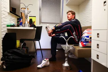Doornbos hoofdschuddend van ongeloof: 'Je had Verstappen, en negentien coureurs die rondjes reden'