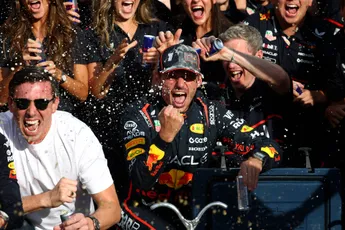 Schumacher met diepe buiging voor Verstappen: 'De wedstrijdleiding zag dat natuurlijk ook'