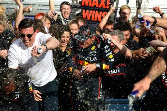 Ondertussen in F1 | Verstappen en Mekies houden het niet droog bij feestgedruis Red Bull