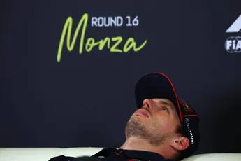 Verstappen bezocht fabriek van Red Bull Powertrains: 'Ik denk dat hij zich zorgen maakt'
