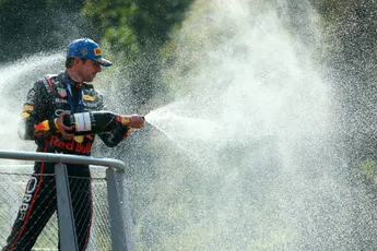 Buitenlandse media verklaren 'machine' Verstappen heilig: 'Hij kreeg precies drie kansen'