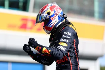 Verstappen met kleine sneer naar Mercedes: 'Met mij in de auto ga je nog sneller'