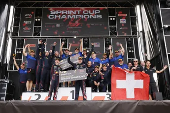 Dubbel succes voor Verstappen: Vermeulen en Lulham GT3-kampioenen door beslissende zege