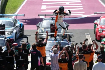 Porsche Supercup Monza | Boerekamps laat Wilhelmus klinken na twee geniale acties, De Haan vicekampioen