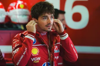 Leclerc zag zijn race bijna in tranen eindigen: 'Lewis wist niet dat Verstappen daar zat'