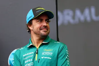 Alonso sterk uit de startblokken in Singapore: 'Maar de echte test is zaterdag pas'