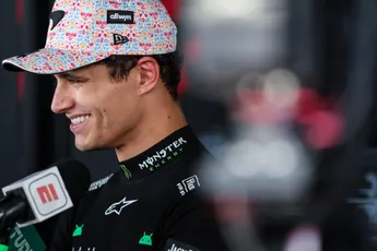 Journalist hoopt Norris uit de tent te lokken en vraagt naar Verstappen: 'Nee, je hebt je antwoord'