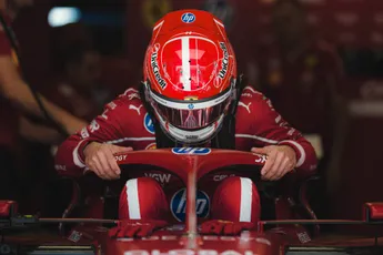 Vervanger van Verstappen verslaat Tsunoda, Leclerc zet Ferrari bovenaan