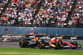 F1-analist geniet van duel tussen Hamilton en Verstappen: 'Was niet de schuld van Max'