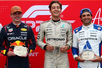 Russell heeft geen spijt van mislukte inhaalactie op Verstappen: 'Zou het morgen weer doen'