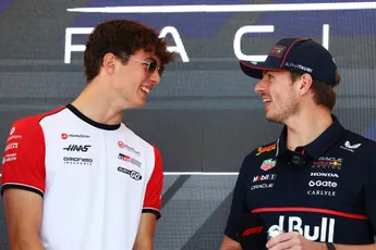 Bearman deed het bijna in zijn broek tijdens gevecht met Verstappen: 'Oh mijn god'