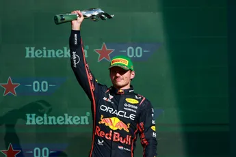 Steiner spreekt 'bewondering' uit naar Verstappen: 'Dan had hij allang geen kans meer gehad'