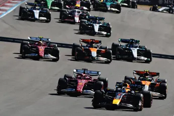 Verstappen creëerde zijn eigen geluk in eerste bocht: 'Dat is precies wat Max hier doet'