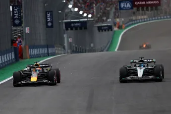 Russell heeft de oorzaak gevonden: 'Dat maakte het moeilijker om Verstappen te bestrijden'
