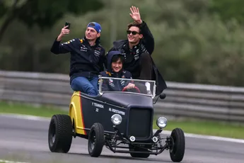 Ondertussen in F1 | Russell rijdt mee met Red Bull in chaotische Drivers' Parade