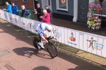 Van Dijk vliegt naar zege in tijdrit Healthy Ageing Tour, leiderstrui Klein