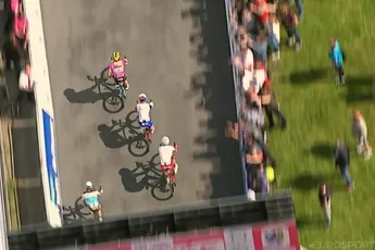 Groenewegen sprint met twee vingers in de neus naar hattrick in Duinkerke