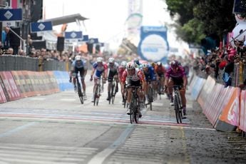 Ewan imponeert in sprint na gevaarlijke finale in achtste etappe Giro d'Italia