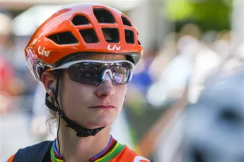 Vos met een knappe jump naar de zege in La Course: 'Hartstikke mooi'