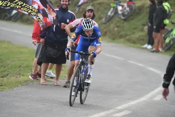 Cavagna fietst compleet peloton in de vernieling: 'Niveau Voigt', 'Buitenaards'