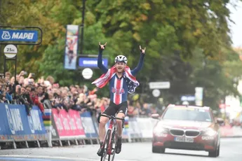IJzersterke Simmons rijdt á la Evenepoel naar regenboogtrui bij mannen junioren