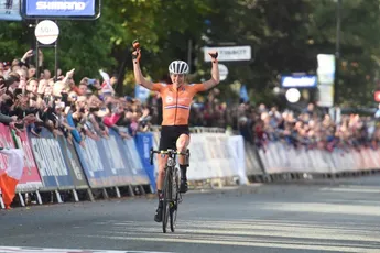 Van Vleuten schiet uit de startblokken met winst in Omloop Het Nieuwsblad