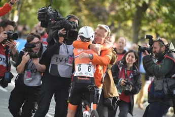 Journalist Wagendorp wil een nieuwe Netflix-serie met Van Vleuten in het mannenwielrennen